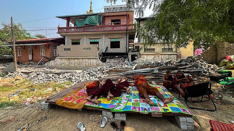 বিধ্বস্ত বাড়িঘরের অনেক মানুষ খোলা আকাশের নিচে থাকতে বাধ্য হচ্ছেন। ছবি: রয়টার্স 