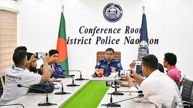 চোরাই গরু উদ্ধারের পর সংবাদ সম্মেলন করেন নওগাঁর পুলিশ সুপার সাফিউল সারোয়ার। 