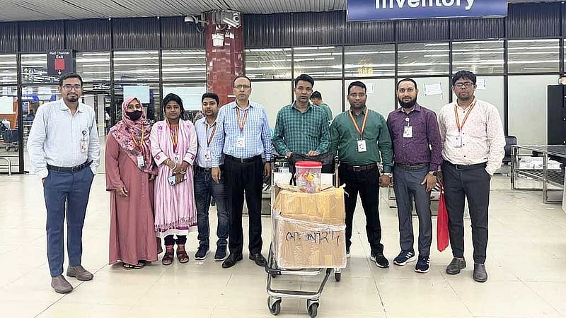 আটক শহীদ মিয়া এবং শাহজালাল আন্তর্জাতিক বিমানবন্দরের শুল্ক গোয়েন্দা ও তদন্ত অধিদপ্তরের কর্মকর্তারা