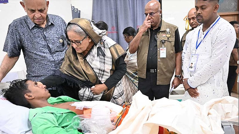 কোটা সংস্কার আন্দোলন ঘিরে সহিংসতায় আহত ব্যক্তিদের চিকিৎসার খোঁজ-খবর নেন প্রধানমন্ত্রী শেখ হাসিনা। মঙ্গলবার ঢাকার সোহরাওয়ার্দী মেডিকেল কলেজ হাসপাতালে। ছবি: পিআইডি