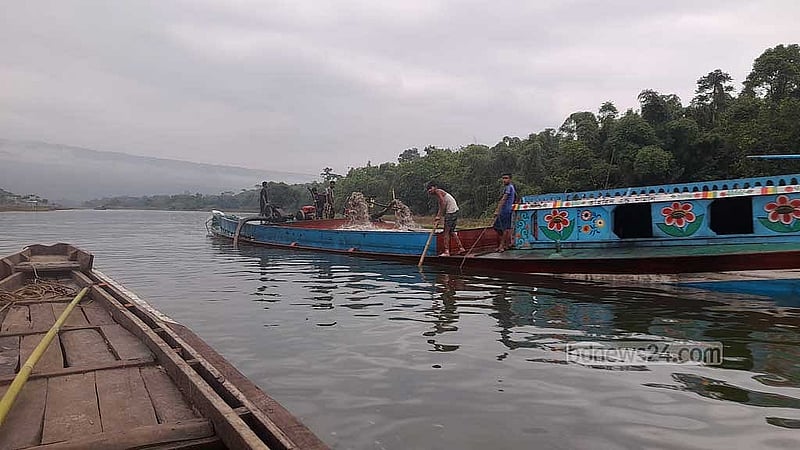 সিলেটের গোয়াইনঘাট উপজেলার পশ্চিম জাফলং ইউনিয়নের মোনাইকান্দি গ্রামের পাশের পিয়াইন নদীতে এভাবেই ড্রেজার দিয়ে বালু তুলে শত শত নৌকায় ভরা হচ্ছে।