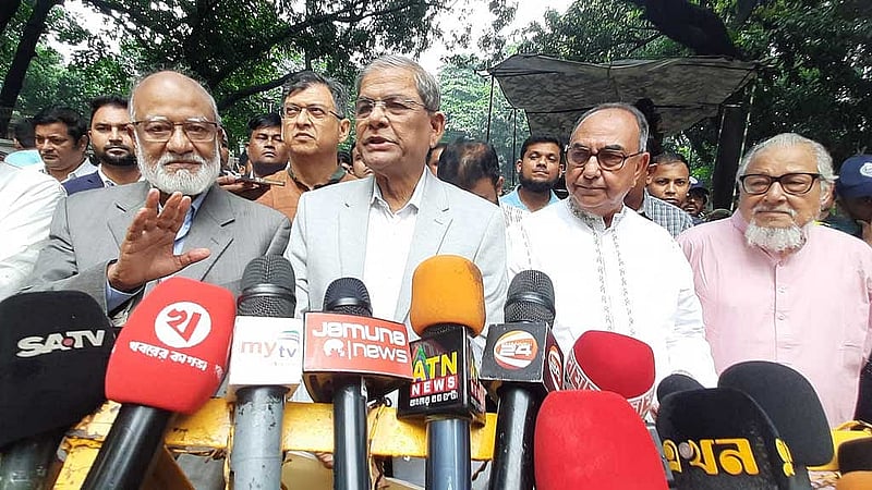 প্রধান উপদেষ্টার সঙ্গে প্রথমে সংলাপে বসে বিএনপি। দলটির মহাসচিব মির্জা ফখরুল ইসলাম আলমগীর জানিয়েছেন, তারা দ্রুত নির্বাচন কমিশন পুনর্গঠন করে নির্বাচনের রোডম্যাপ দিতে বলেছেন।