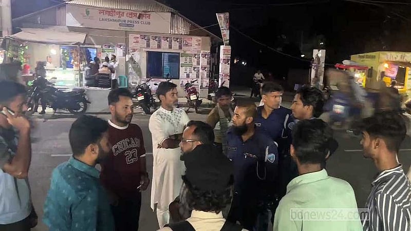 শিক্ষক সোবহানকে লক্ষ্মীপুর প্রেসক্লাবের সামনে থেকে ধরে পুলিশে দেয় শিক্ষার্থীরা।