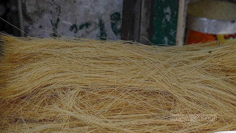 খোলা সেমাই এখনো মেলে বাজারে, তবে আগের মতো বেচাকেনা নেই। 