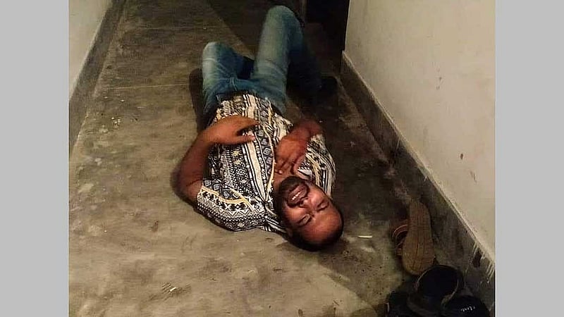 মারধরে আহত শামীম আহমেদ ওরফে মোল্লা শামীম। ভিডিও থেকে নেওয়া ছবি।