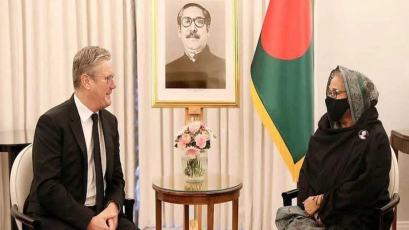 ২০২২ সালের সেপ্টেম্বরে ব্রিটিশ রানির শেষকৃত্যে যোগ দিতে শেখ হাসিনা লন্ডনে গেলে তার সঙ্গে সাক্ষাৎ করেন লেবার নেতা স্টারমার। 