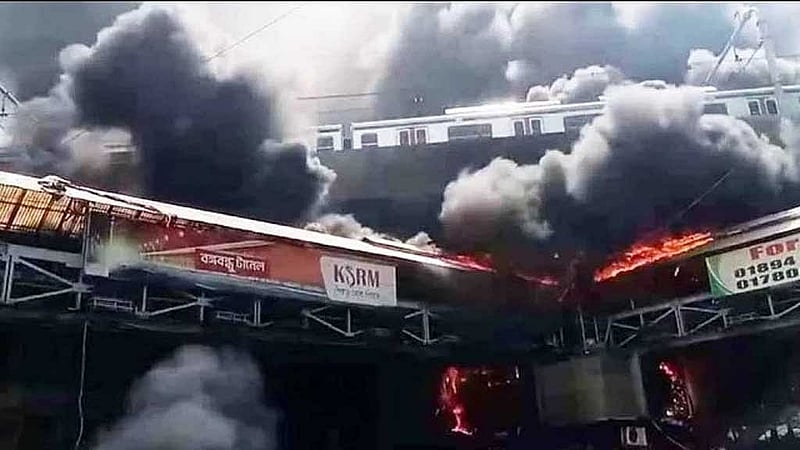 কোটা আন্দোলনের মধ্যে ঢাকায় হামলা হয়েছে মেট্রো স্টেশনেও।
