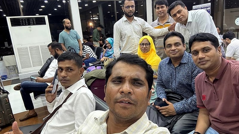 হজরত শাহজালাল আন্তর্জাতিক বিমানবন্দরের লাউঞ্জে সহকর্মীদের সঙ্গে লেখক (মাঝের সারি, ডান থেকে দ্বিতীয়)।