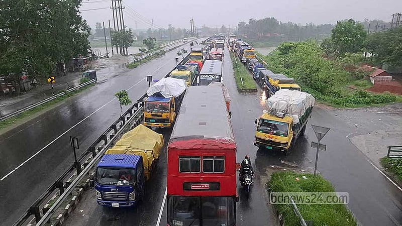 ঈদের আগের দিনও ঢাকা-টাঙ্গাইল-যমুনা সেতু মহাসড়‌কে ছিল দীর্ঘ যানজ‌ট।