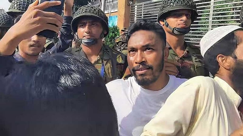 জুলাই আন্দোলনে নিউটনের অংশ নেওয়ার এ ছবি প্রকাশ করেছে ভারতের বিভিন্ন সংবাদমাধ্যম।