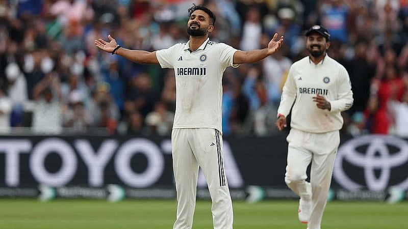 ইংল্যান্ডে ভারতীয় বোলারদের মধ্যে সেরা বোলিং কীর্তি গড়েছেন আকাশ। ছবি: রয়টার্স।