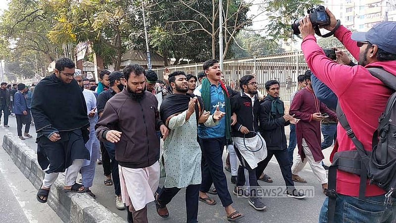 আলিয়া মাদ্রাসা মাঠে আদালত বসানোর সিদ্ধান্তের প্রতিবাদে শিক্ষার্থীদের বিক্ষোভ।
