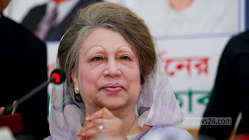 ২০১৫ সালের ১৩ মার্চ। তিন মাস ধরে টানা হরতাল-অবরোধের মধ্যে গুলশানের কার্যালয়ে সংবাদ সম্মেলনে আসেন বিএনপি চেয়ারপারসন খালেদা জিয়া। ছবি: আসাদুজ্জামান প্রামানিক