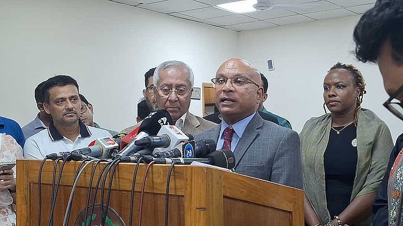 নির্বাচন কমিশনের সঙ্গে বৈঠকের পর রোববার ইসি ভবনে সাংবাদিকদের সামনে কথা বলেন কমনওয়েলথের প্রতিনিধি দলের প্রধান লিনফোর্ড অ্যান্ড্রুজ।