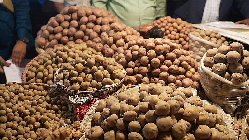 সবজির দর কমলেও কমেনি আলুর দাম। 