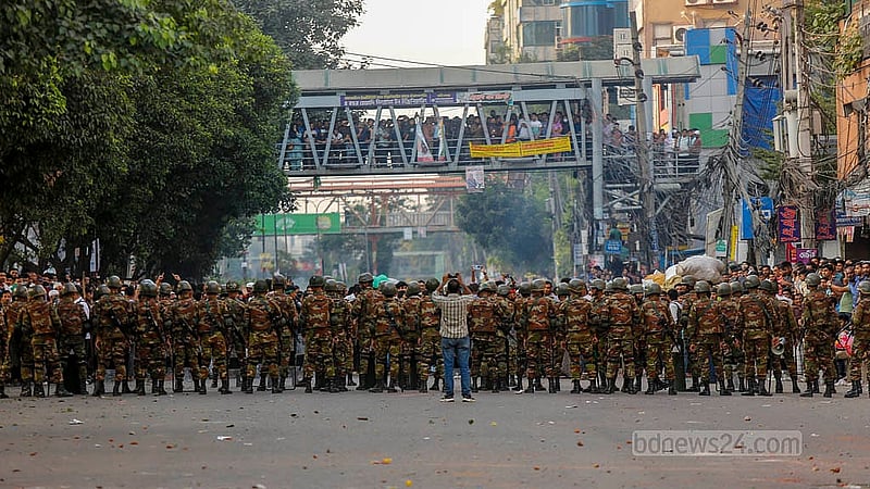 ধানমন্ডির শুক্রবাদ এলাকায় সোমবার সড়কের মাঝে অবস্থান নেয় সেনা সদস্যরা।