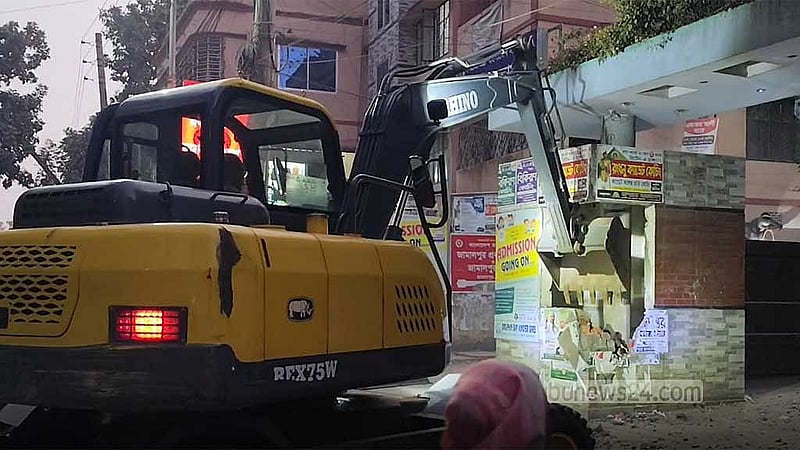 জামালপুরে সাবেক সংসদ সদস্য মির্জা আজমের বাড়ি বুলডোজার দিয়ে ভেঙে আগুন ধরিয়ে দেওয়া হয়েছে। 