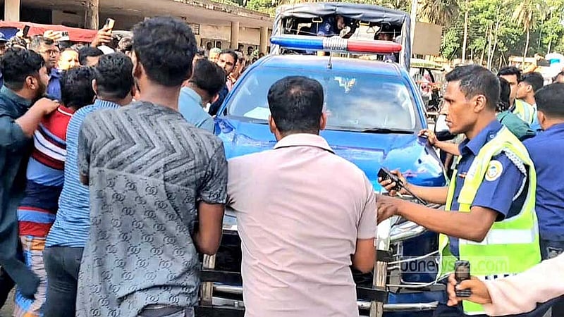 ভোলা সদর হাসপাতালে রোগীর মৃত্যুর পর চিকিৎসককে মারধর করার অভিযোগ ওঠেছে।