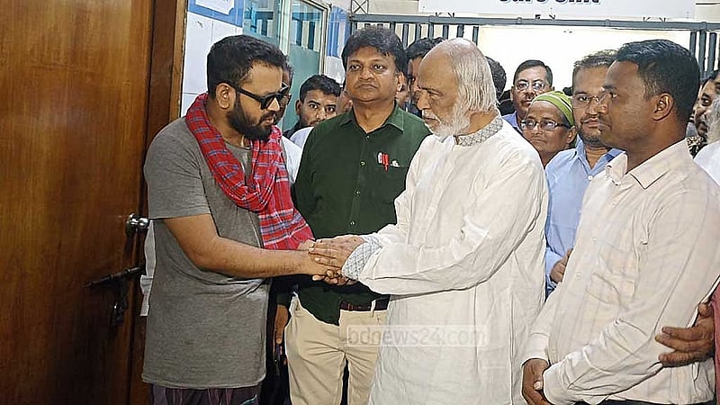 চক্ষুবিজ্ঞান ইনস্টিটিউট হাসপাতালে গত জুলাই ও আগস্টের আন্দোলনে আহতদের খোঁজ খবর নেন বিএনপির মঈন খান।