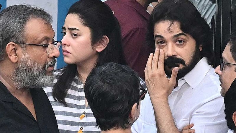 কেওড়াতলা মহাশ্মশানে সাদা পোশাকে এসেছিলেন নায়ক প্রসেনজিৎ চট্টোপাধ্যায়। বেশিরভাগ সময়ে সহকর্মীদের পাশে নিয়ে চুপচাপ দাঁড়িয়ে থাকতে দেখা যায় তাকে।  