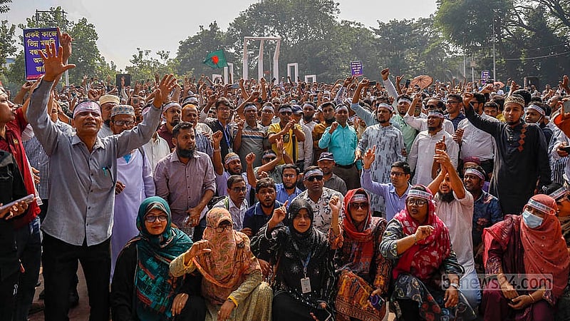 ৯ নভেম্বর ২০২৫: দশম গ্রেডে বেতনসহ তিন দাবিতে অনির্দিষ্টকাল কর্মবিরতি পালনের ঘোষণা করেন সরকারি প্রাথমিক বিদ্যালয়ের সহকারী শিক্ষকরা। শিক্ষকদের একটি অংশ অবস্থান কর্মসূচি পালন করেন ঢাকায় কেন্দ্রীয় শহীদ মিনারে। ছবি: মাহমুদ জামান অভি