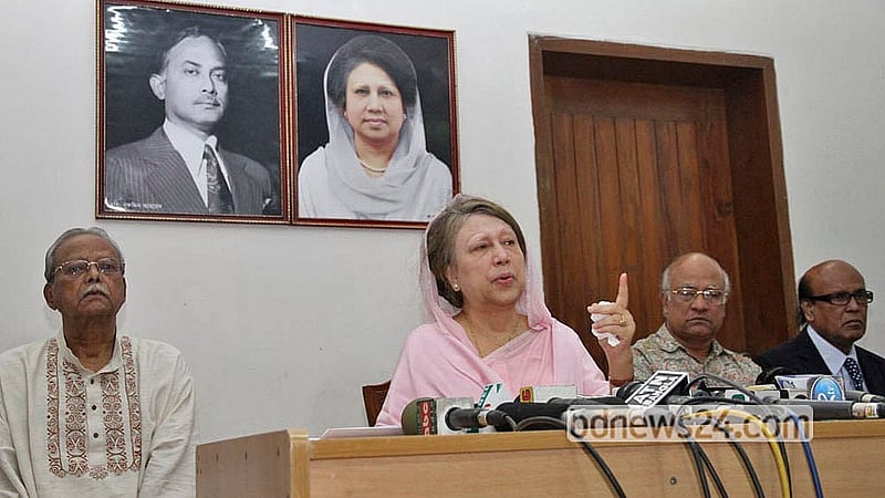 ২০১০ সালের ১৩ নভেম্বর। সেনানিবাসের মঈনুল রোডের বাড়ি থেকে উৎখাত করা হয় সাবেক প্রধানমন্ত্রী খালেদা জিয়াকে। সেদিন গুলশানে দলের কার্যালয়ে এক সংবাদ সম্মেলনে আসেন বিএনপি চেয়ারপারসন খালেদা জিয়া। ছবি: মুস্তাফিজ মামুন
