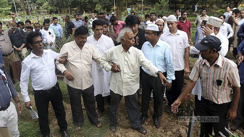 আজিমপুর কবরস্থানে দীপনের দাফনের সময় তার বাবা আবুল কাসেম ফজলুল হক। ২০১৫ সালের ৩১ অক্টোবর দীপন নিহত হন ।