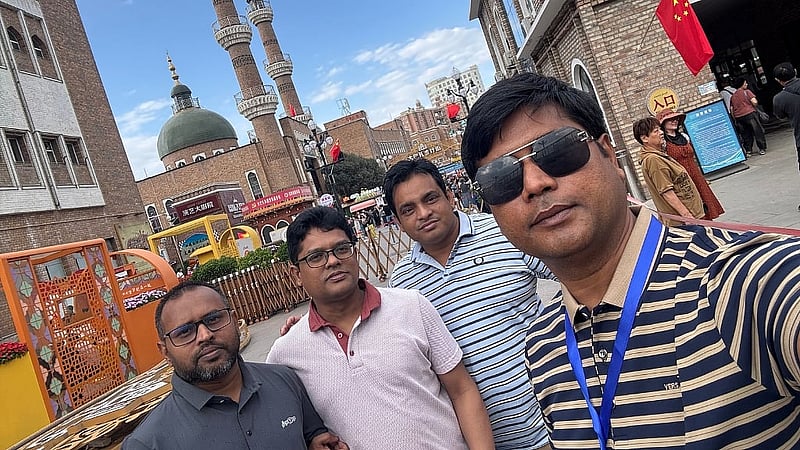 উরুমচিতে আজ আমাদের প্রথম অভিযান। গ্র্যান্ড বাজার বিজয়! ছবি: লেখক