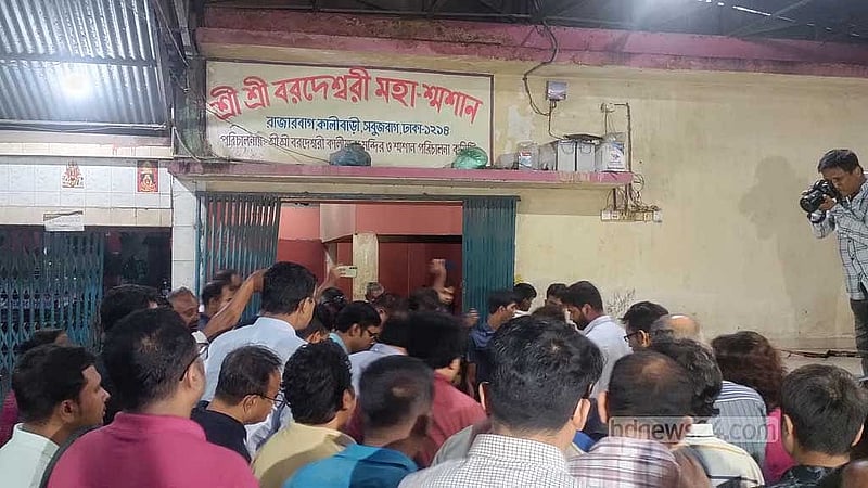 সৎকারের জন্য শনিবার সন্ধ্যায় সবুজবাগের বরদেশ্বরী কালিমাতা মন্দিরে নেওয়া হয় সাংবাদিক বিভুরঞ্জনের লাশ।