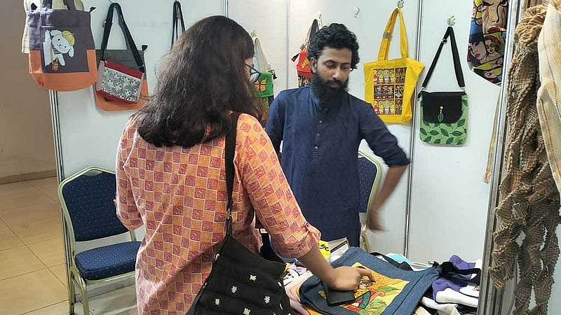 কেবল নিত্য ব্যবহার্য নয়, পাটের ফ্যাশনেবল ব্যাগও বাজারে নিয়ে এসেছেন উদ্যোক্তারা।
