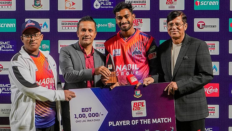 টানা দ্বিতীয় ম্যাচে ‘ম্যান অব দা ম্যাচ’ রিপন মন্ডল। ছবি: বিসিবি
