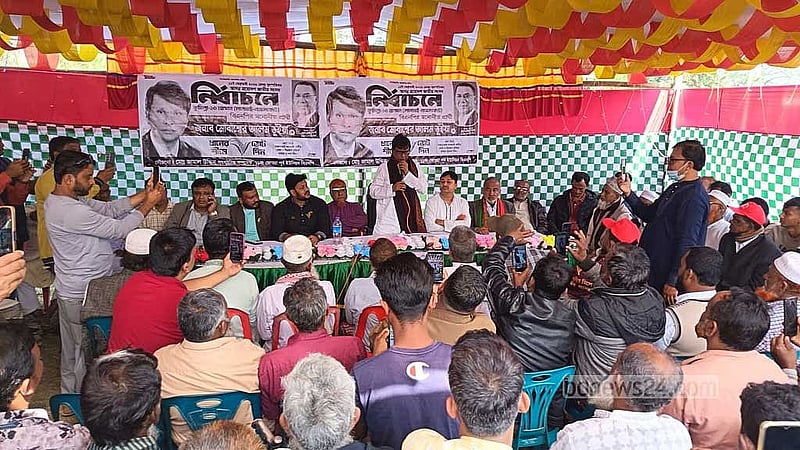 কুমিল্লা-১০ আসনে ধানের শীষের পক্ষে ভোট চাইছেন বিএনপি প্রার্থী মোবাশ্বের আলম ভুইয়া।