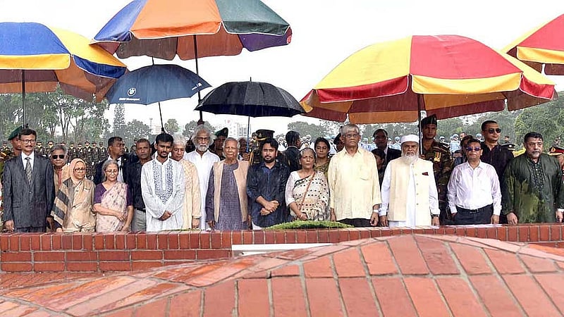 অন্তর্বর্তী সরকারের প্রধান উপদেষ্টা মুহাম্মদ ইউনূস শুক্রবার বৃষ্টির মধ্যে সহকর্মীদের নিয়ে জাতীয় স্মৃতিসৌধে গিয়ে মুক্তিযুদ্ধের বীর শহীদদের প্রতি শ্রদ্ধা জানান। 
