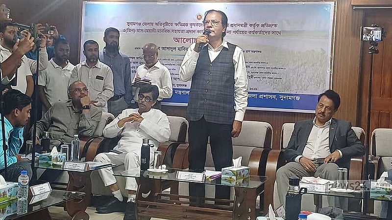 সুনামগঞ্জ জেলা সার্কিট হাউজে মঙ্গলবার বন্যায় ক্ষতিগ্রস্ত কৃষকদের জন্য তিন মাস মেয়াদি মানবিক সহায়তা কর্মসূচির উদ্বোধন করেন দুর্যোগ ব্যবস্থাপনা ও ত্রাণমন্ত্রী আসাদুল হাবিব দুলু।)