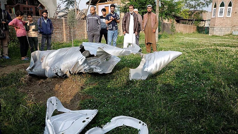 জম্মু ও কাশ্মীরের পুলওয়ামা জেলার উয়ান এলাকায় বিধ্বস্ত যুদ্ধবিমানের বড় বড় ধাতব ধ্বংসাবশেষ পড়ে আছে। ছবি: রয়টার্স
