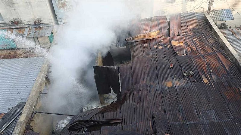 ঢাকার রূপনগরে রাসায়নিকের গুদামের আগুন বুধবারও পুরোপুরি নেভেনি।
