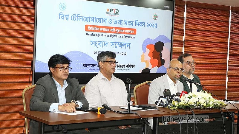 ঢাকার আগারগাঁওয়ে বিটিআরসি ভবনে আয়োজিত সংবাদ সম্মেলনে বক্তব্য রাখেন প্রধান উপদেষ্টার তথ্য প্রযুক্তি বিষয়ক বিশেষ সহকারী ফয়েজ আহমদ তৈয়্যব।
