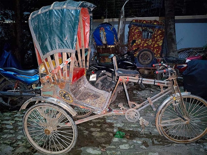 ইমরানের কাছ থেকে উদ্ধার করা রিকশা