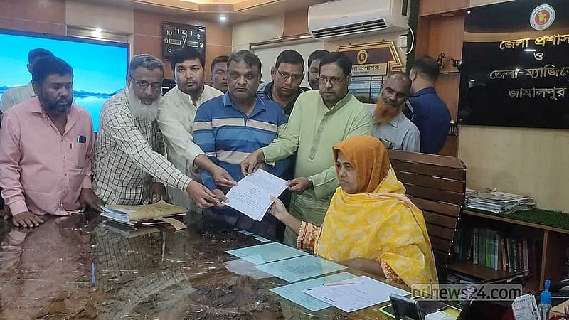 মঙ্গলবার দুপুরে জামালপুরের জেলা প্রশাসক ও পুলিশ সুপার বরাবর স্মারকলিপি প্রদান করে বাস মিনিবাস মালিক সমিতি।