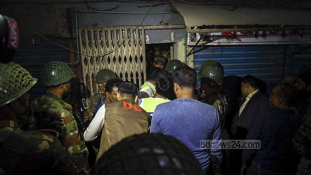 ‘ডাকাত দল’ আত্মসমর্পণে রাজি হওয়ার পর এই ফটক দিয়ে বের হয়ে আসে। 
