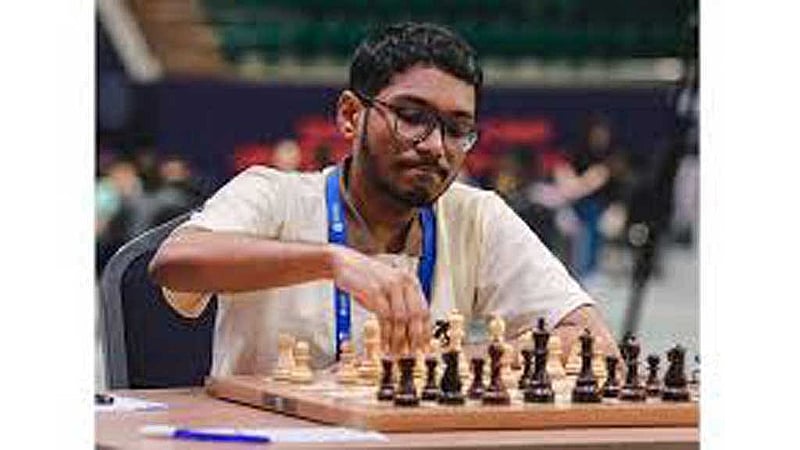 ভিয়েতনামে একটি দাবা প্রতিযোগিতায় রানারআপ হয়েছেন বাংলাদেশের আন্তর্জাতিক মাস্টার ফাহাদ রহমান। ছবি: বাংলাদেশ দাবা ফেডারেশন