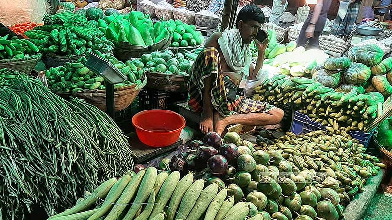 কারওয়ানবাজারে ৩০ থেকে ৪০ টাকা কেজি দরে বেশিরভাগ সবজি পাওয়া যাচ্ছে