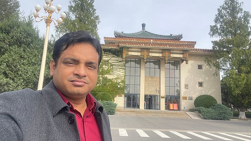 চায়না অ্যাগ্রিকালচার মিউজিয়ামের সামনে লেখক, ছবি: লেখক।