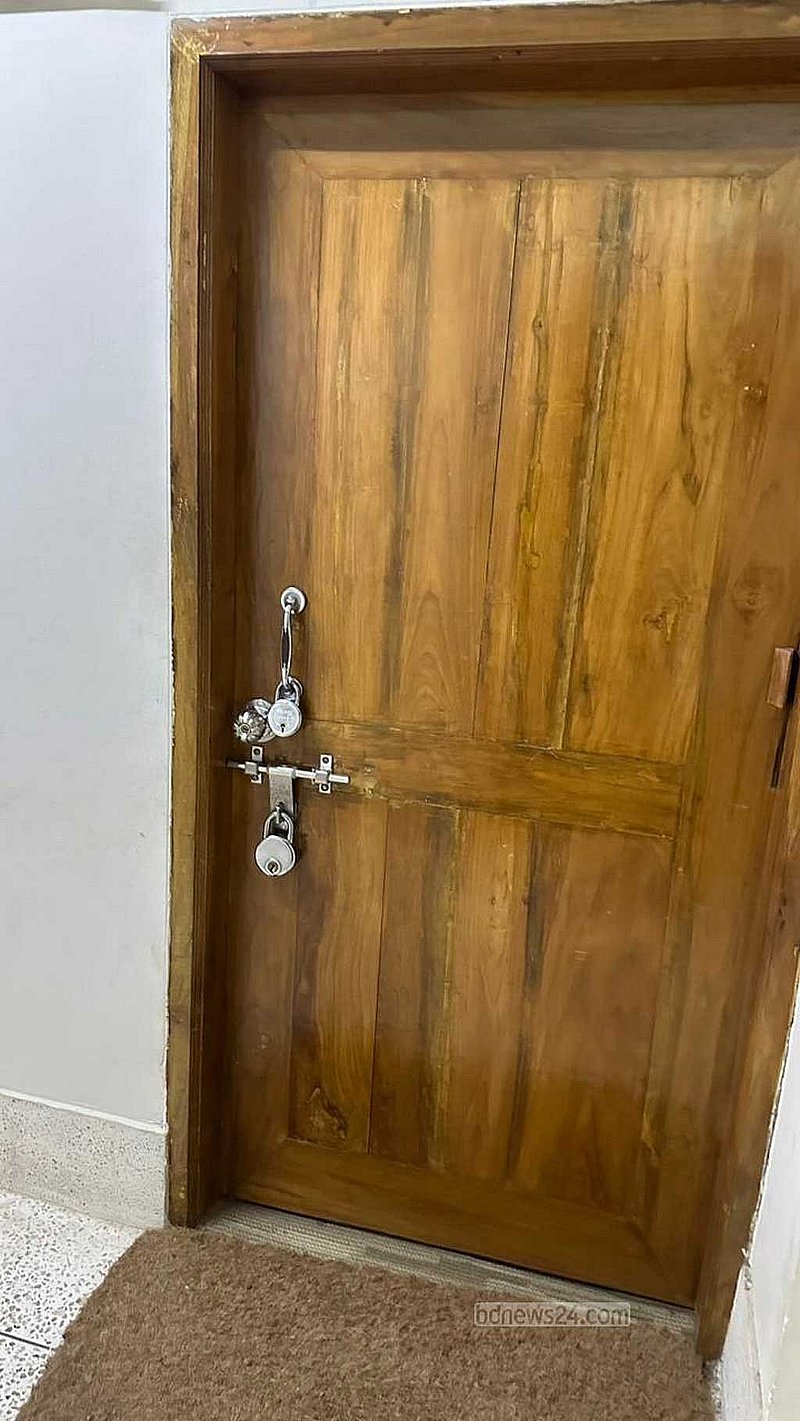 গোপালগঞ্জের বঙ্গবন্ধুর শেখ মুজিবুর রহমান বিজ্ঞান ও প্রযুক্তি বিশ্ববিদ্যালয়ের উপাচার্য কার্যালয়ে তালা ঝুলিয়েছেন শিক্ষকরা।