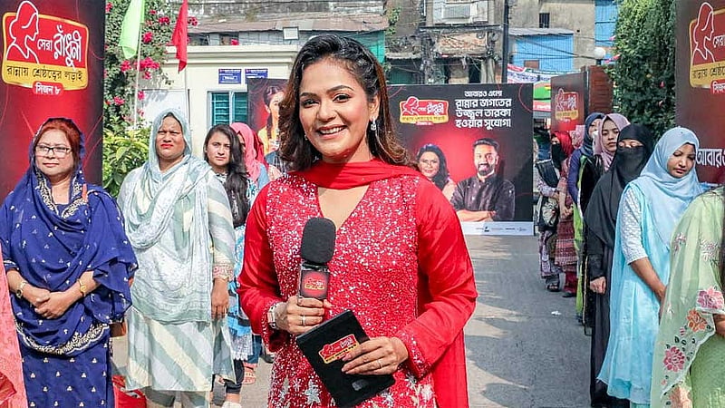 ‘সেরা রাঁধুনীর’ সঞ্চালক মৌসুমী মৌ, ছবি: মাছরাঙা টেলিভিশনের সৌজন্যে।