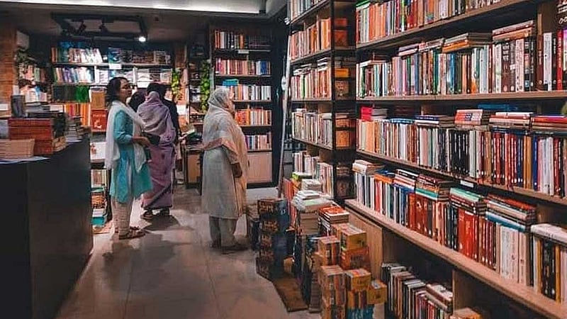 প্রথমার বিক্রয় কেন্দ্র আছে চারটা। এর মধ্যে দুটি হচ্ছে বুক ক্যাফে।