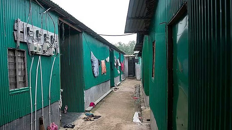 গাজীপুরে পোশাক শ্রমিকদের বস্তির এই ছবি প্রকাশ করেছে ডেইলি মেইল।