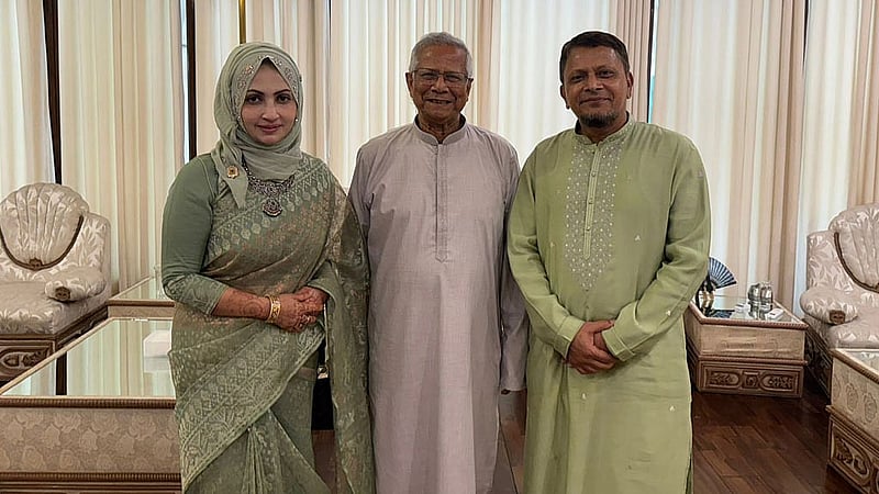 নৌবাহিনী প্রধান অ্যাডমিরাল এম নাজমুল হাসান শনিবার ঈদের দিন সস্ত্রীক রাষ্ট্রীয় অতিথি ভবন যমুনায় প্রধান উপদেষ্টা মুহাম্মদ ইউনূসের সঙ্গে সাক্ষাৎ করেন। ছবি: পিআইডি