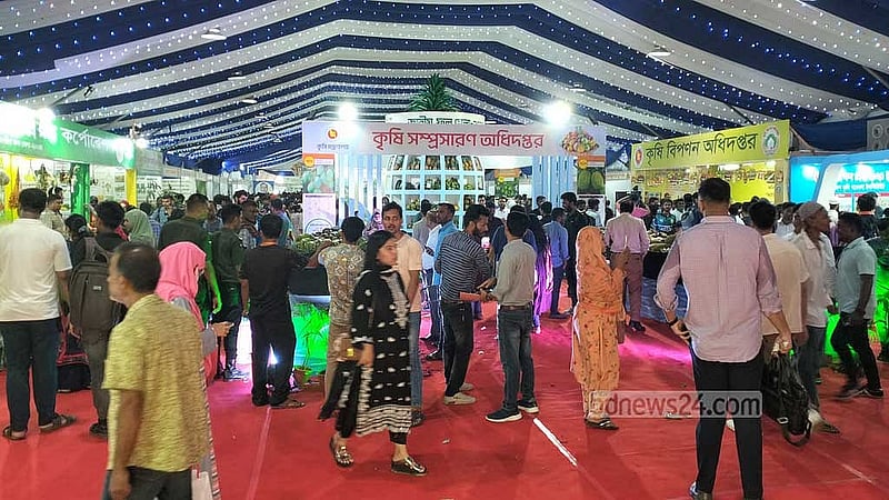 ফার্মগেটের কৃষিবিদ ইনস্টিটিউশনে তিন দিনের ফলমেলা দেখতে এসেছেন শত শত মানুষ