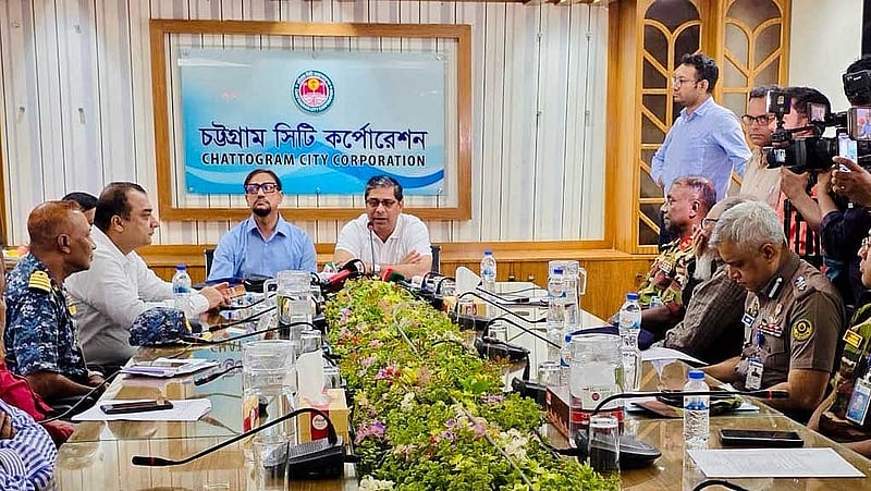 চট্টগ্রাম সিটি করপোরেশন দপ্তরে সেবা সংস্থাগুলোর কর্মকর্তাদের নিয়ে বৈঠক করেন স্থানীয় সরকার প্রতিমন্ত্রী মীর শাহে আলম। ছবি: পিআইডি